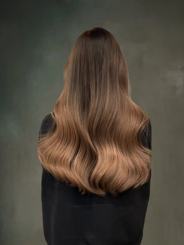 langt hår med myke bølger og mørkeblond balayage