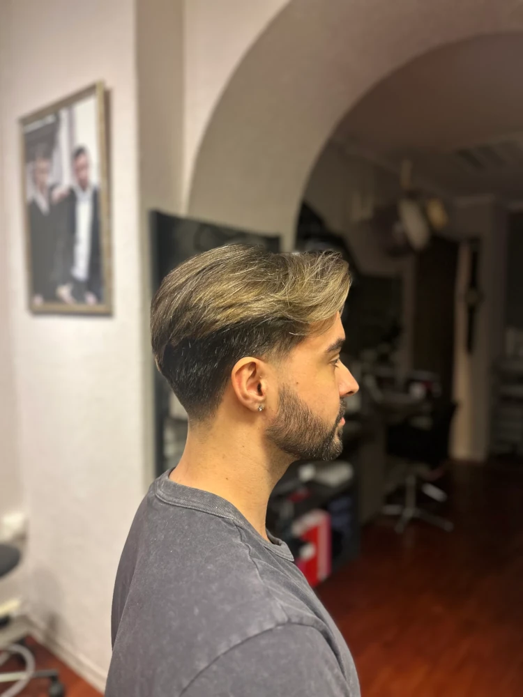 herrefrisyre med kort fade og langt hår på toppen