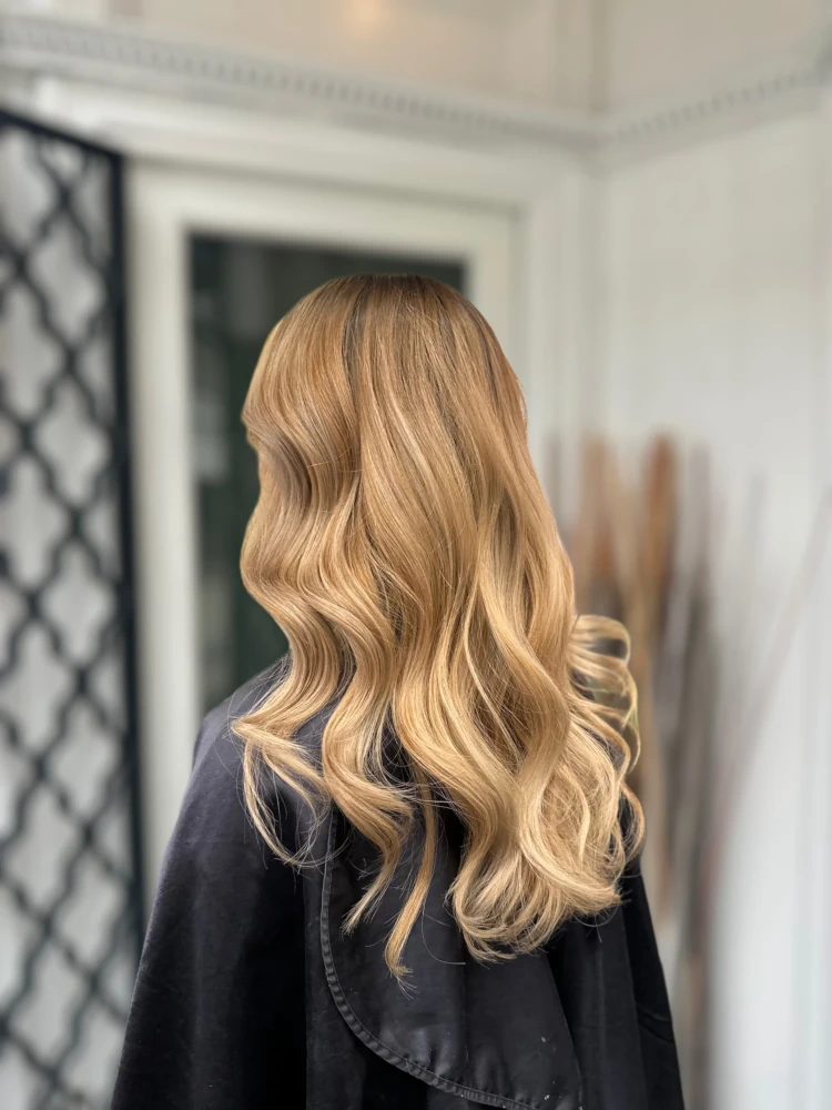 lange blonde bølger og myk glans