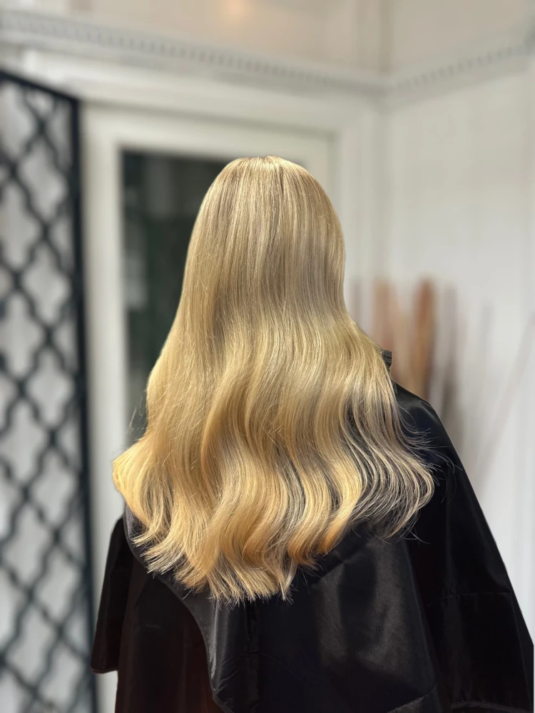 lange bølger i lys blond farge med glans og bevegelse