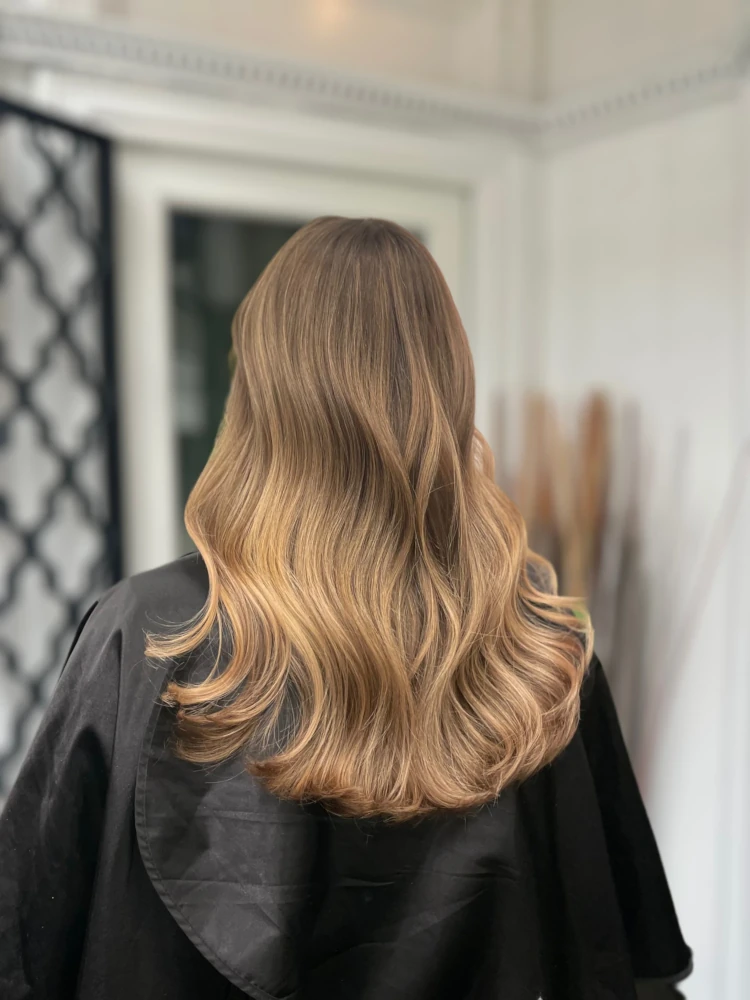 lange bølger med myk overgang i bronde hårfarge