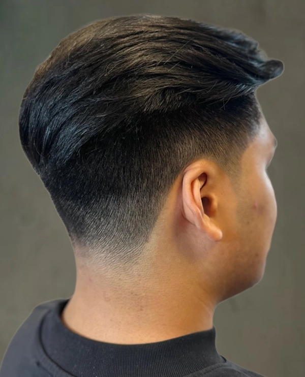 Bakhodet til en mann med kortklipt hår og fade
