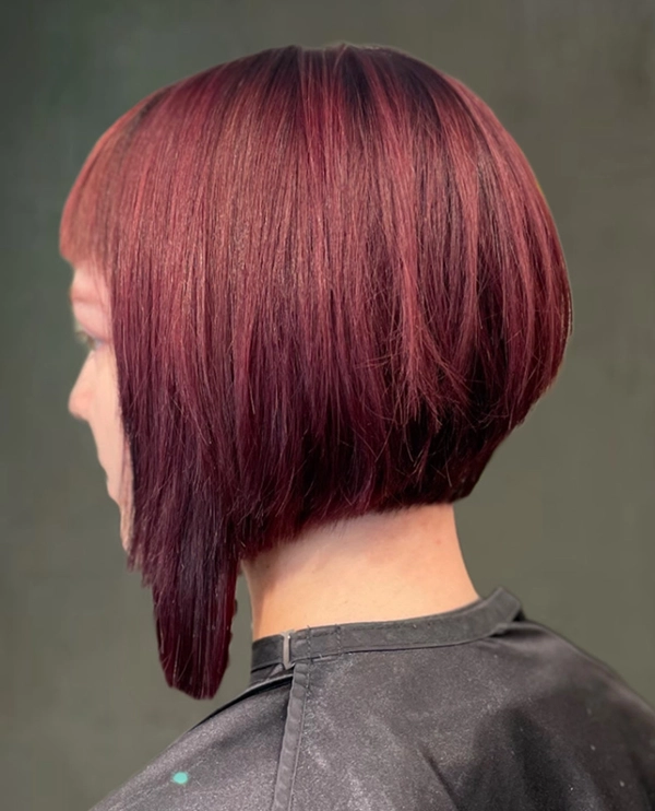 Bakhodet til en kvinne med rødt hår klippet i en stylish short bob